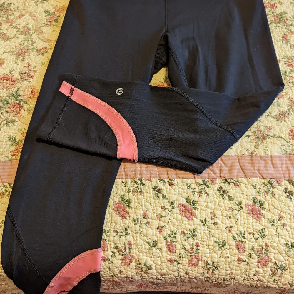 Lululemon crops, size 8. Excellent condition.